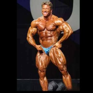 la posa di most muscular di gunter schlierkamp sul palco del mister olympia 2002
